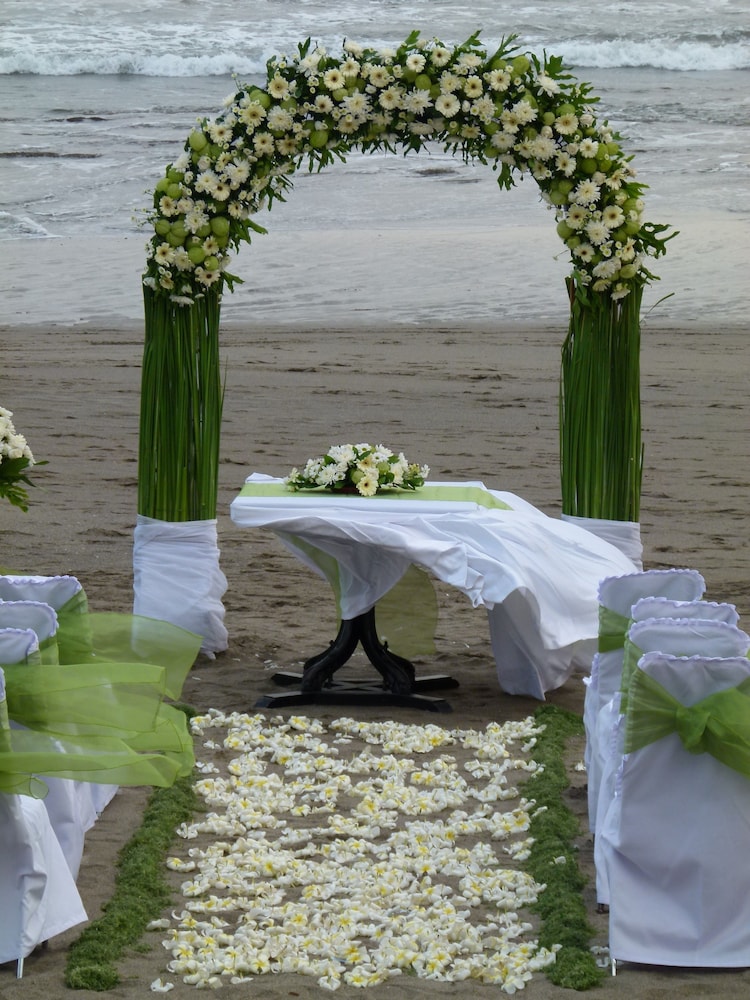 Legong Keraton Beach Hotel 35/70