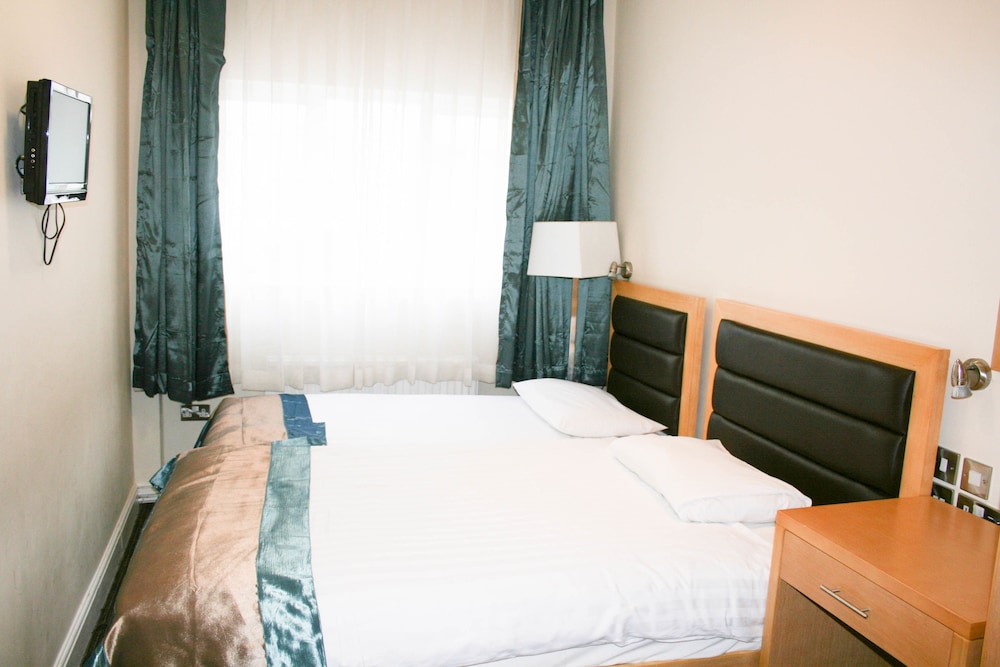 Cromwell International Hotel 5/34