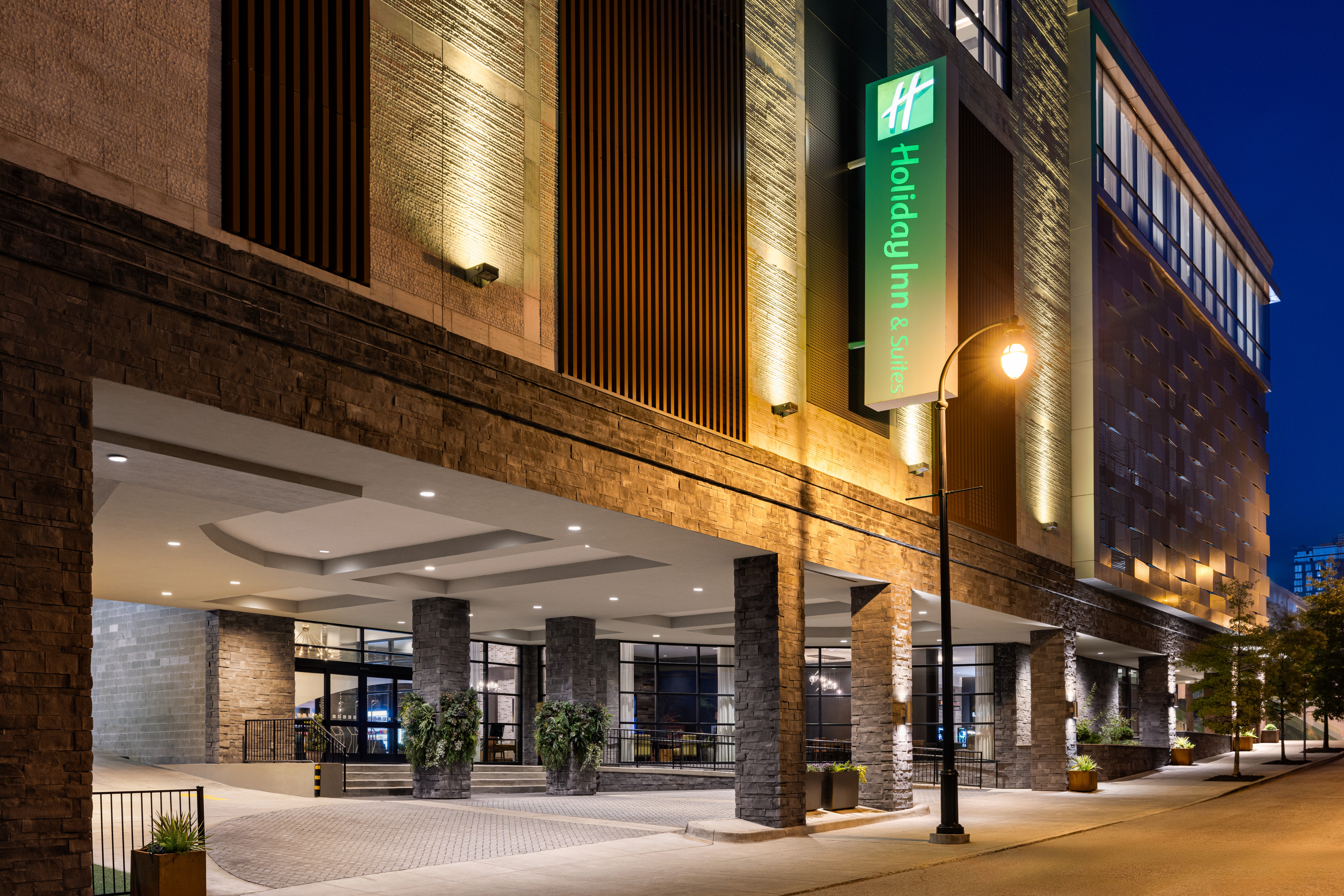 Holiday Inn & Suites Nashville Downtown Broadway 10/82