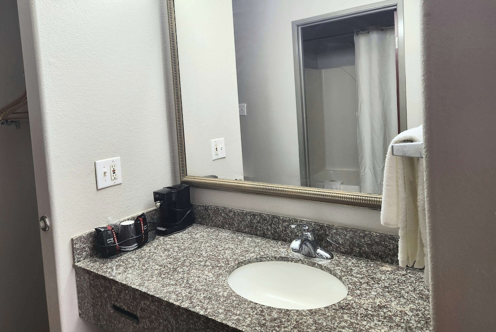 Days Inn by Wyndham Lafayette Scott 21/22