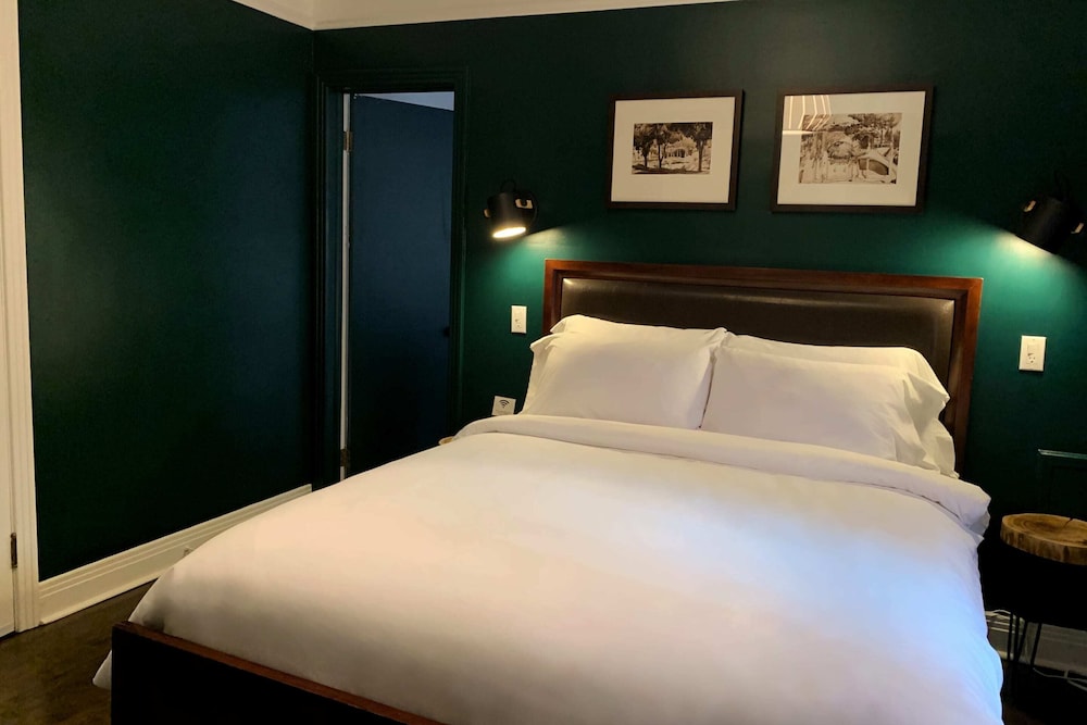 DELUXE, QUEEN BED