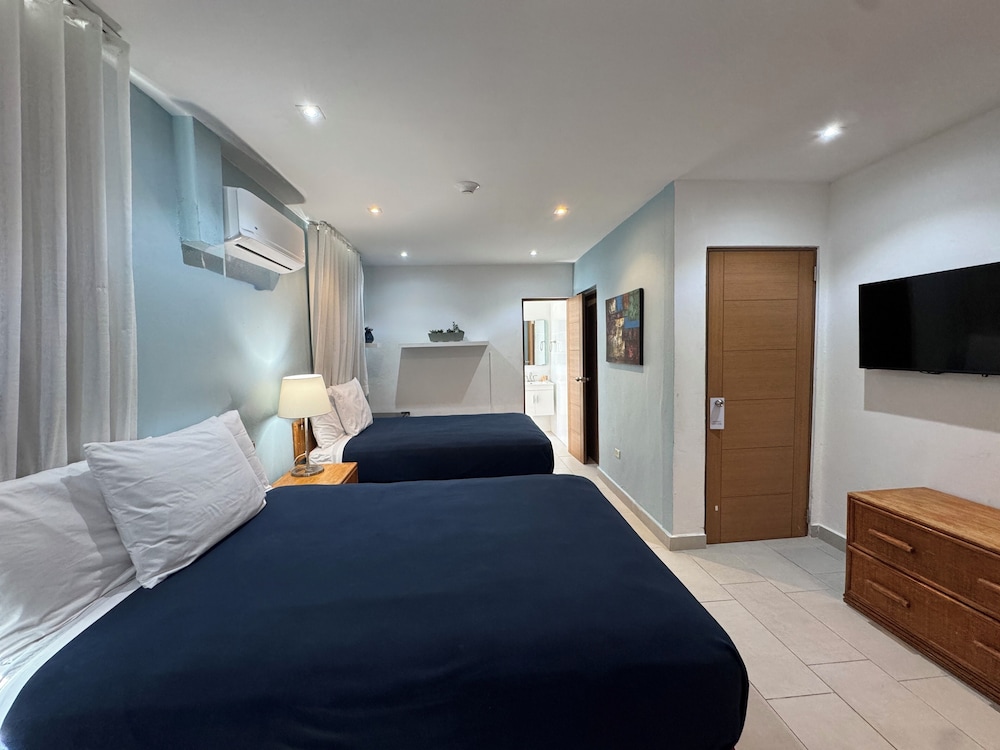 STANDARD, 2 DOUBLE BEDS