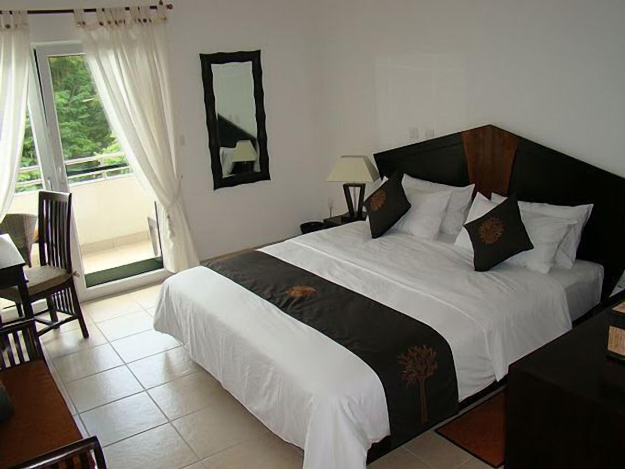 دوبلكس بسرير كينج وسريرين منفصلين بغرفتي نوم