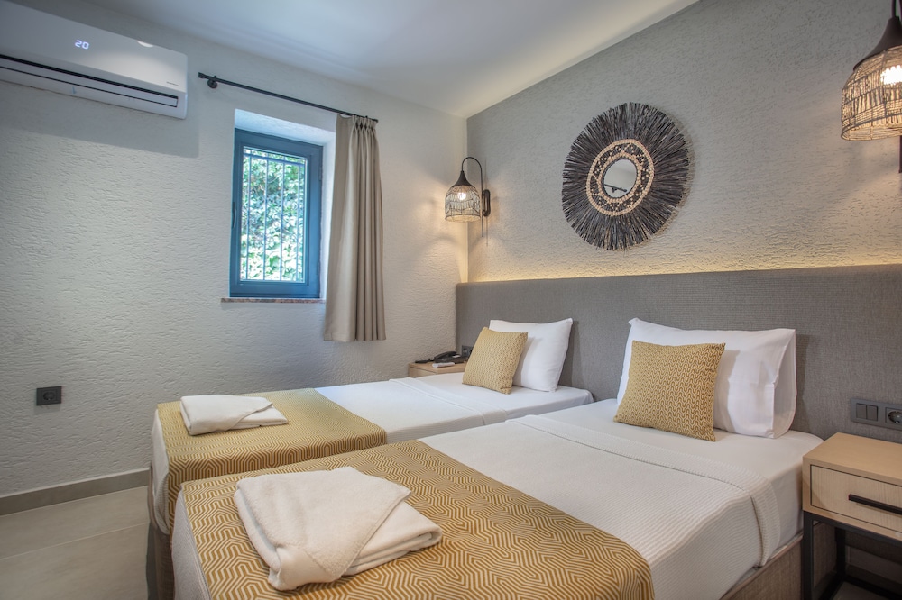 2 BEDROOMS, SUPERIOR, APARTMENT, POOL VIEW, KITCHENETTE