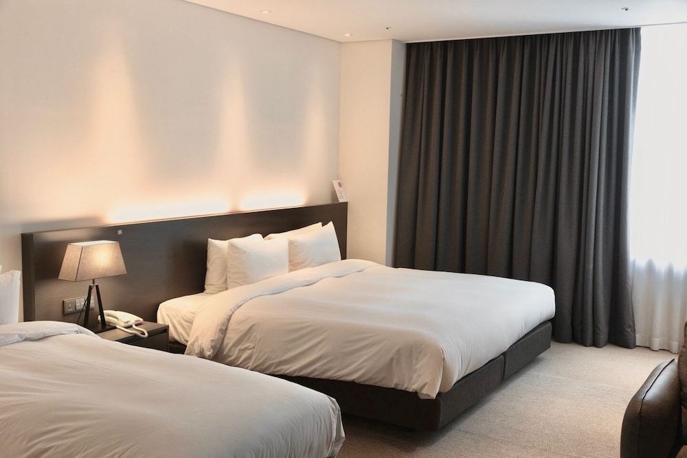 FAMILY SUITE, MULTIPLE BEDS, CITY VIEW
