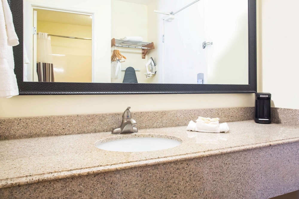 Baymont by Wyndham Columbia, MO 3/23