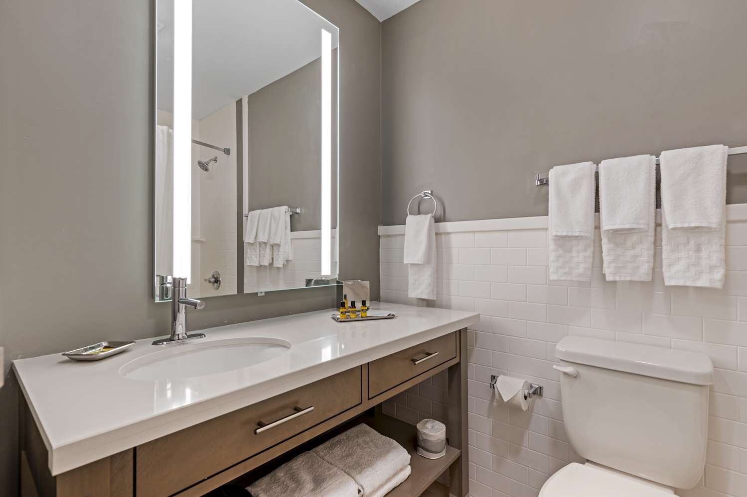 Best Western Plus Executive Residency Waterloo and Cedar Falls 42/42