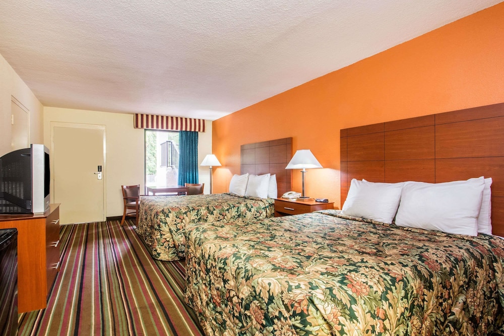 Days Inn By Wyndham Lake City I-10 13/35