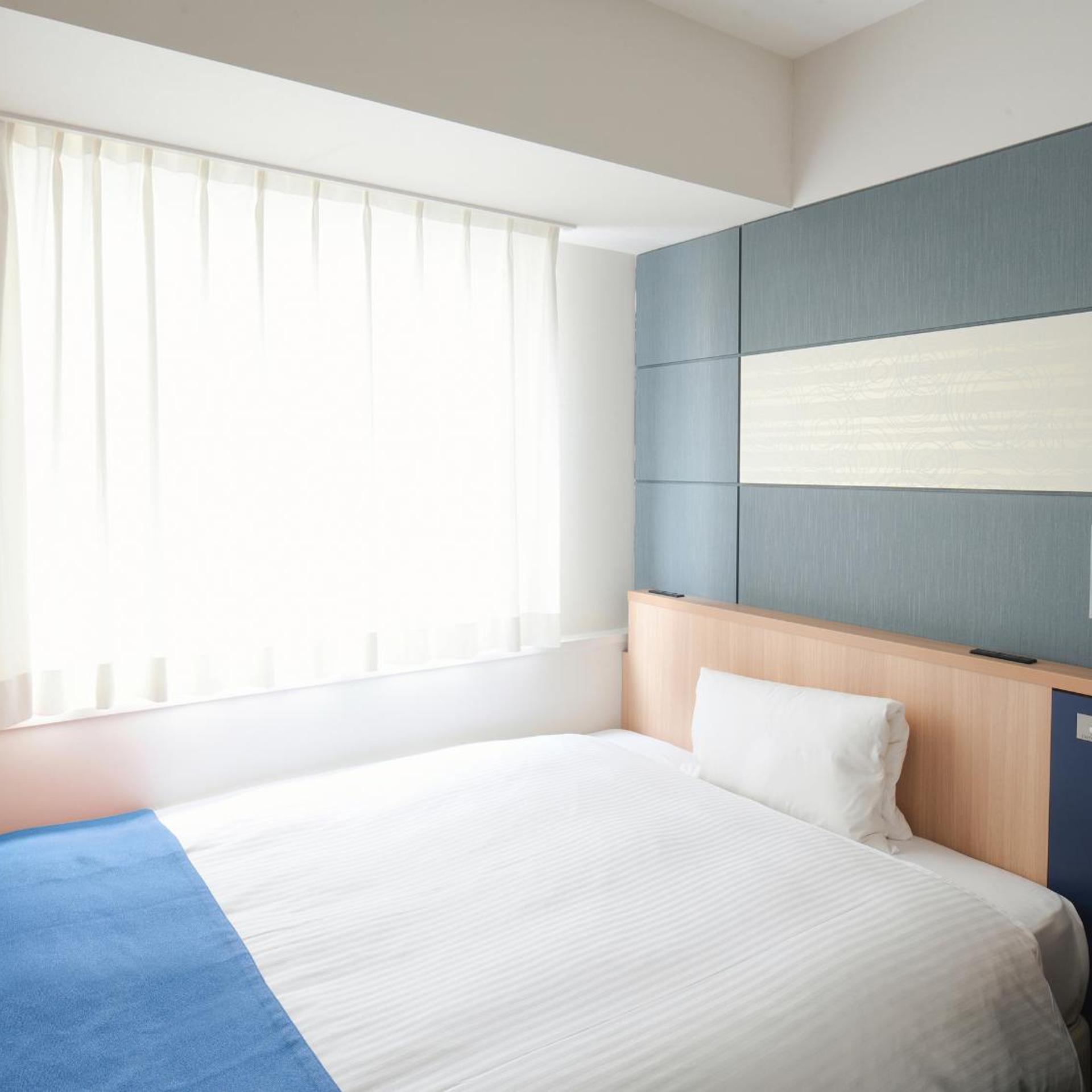 ROOM, SINGLE