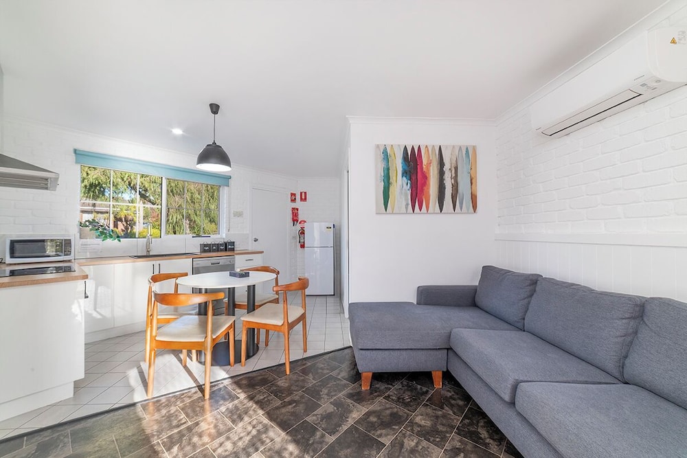 PORT CAMPBELL MOTOR INN 33/50