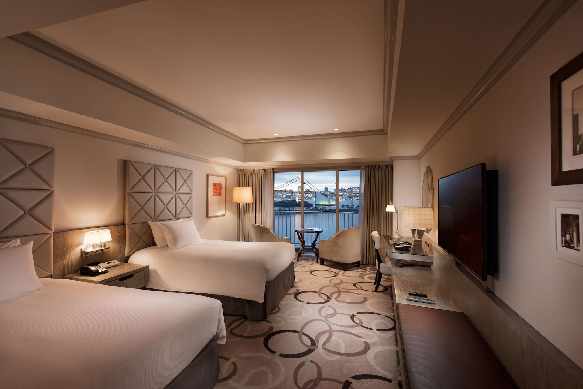 EXECUTIVE, KING BED, RAINBOW BRIDGE AND TOKYO TOWER VIEW, EXECUTIVE LOUNGE ACCESS