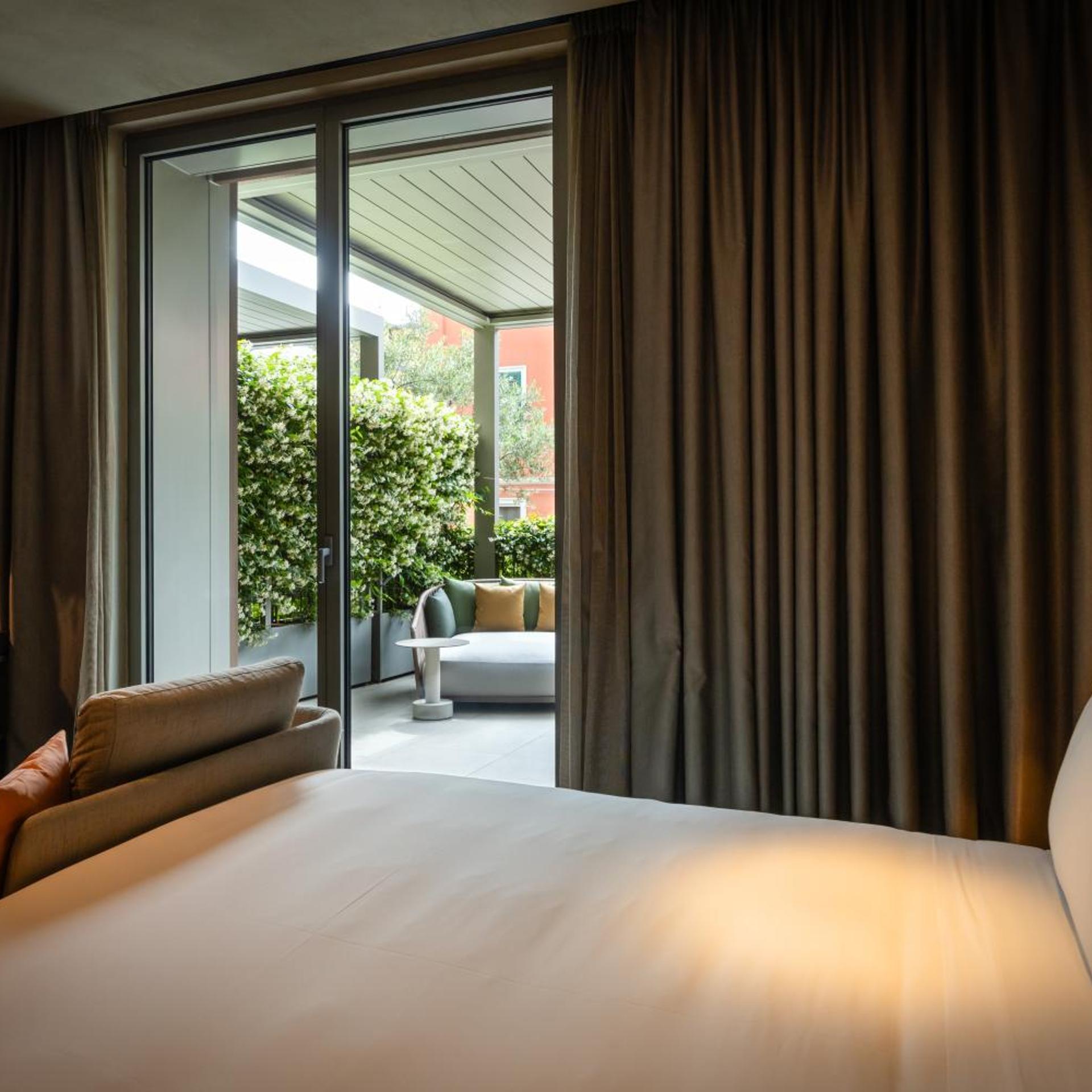 غرفة ديلوكس بسرير مزدوج بشرفة، HOTEL VIU MILAN 2/8