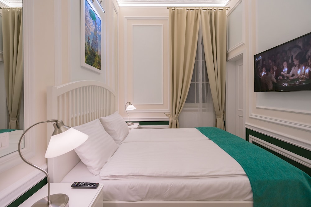 1 BEDROOM, SUITE, KITCHEN