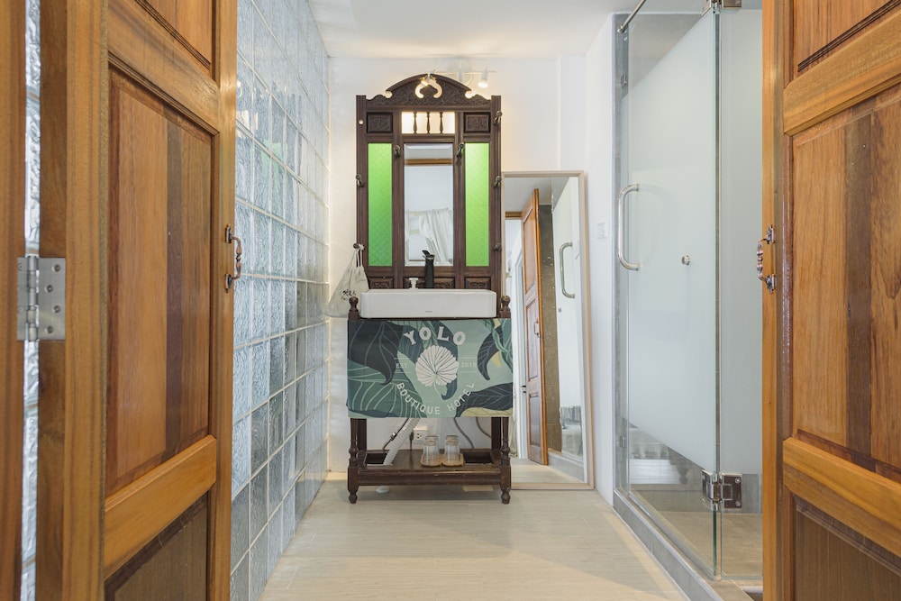 Yolo Bangkok Boutique Hotel 49/50