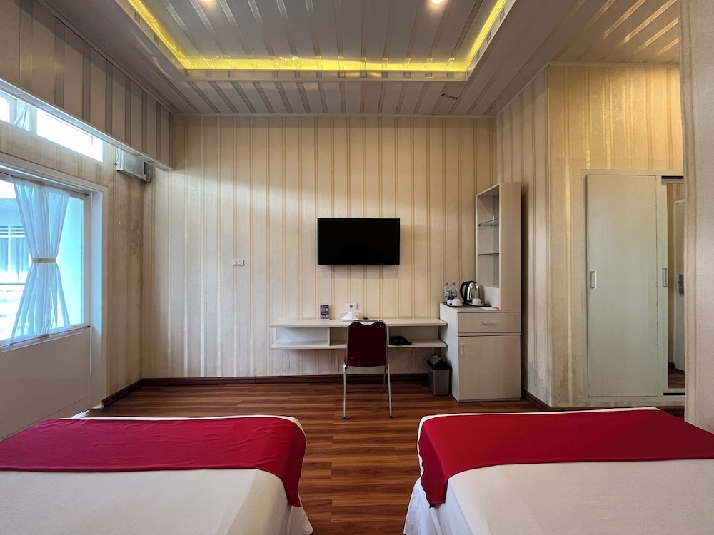 Superior, Twin Beds, Grand Tamaro Hotel Parapat 6/8