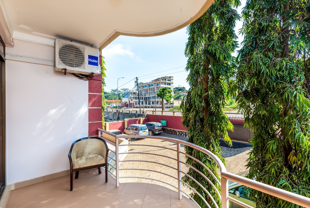 Entebbe Travelle'rs Inn 44/50