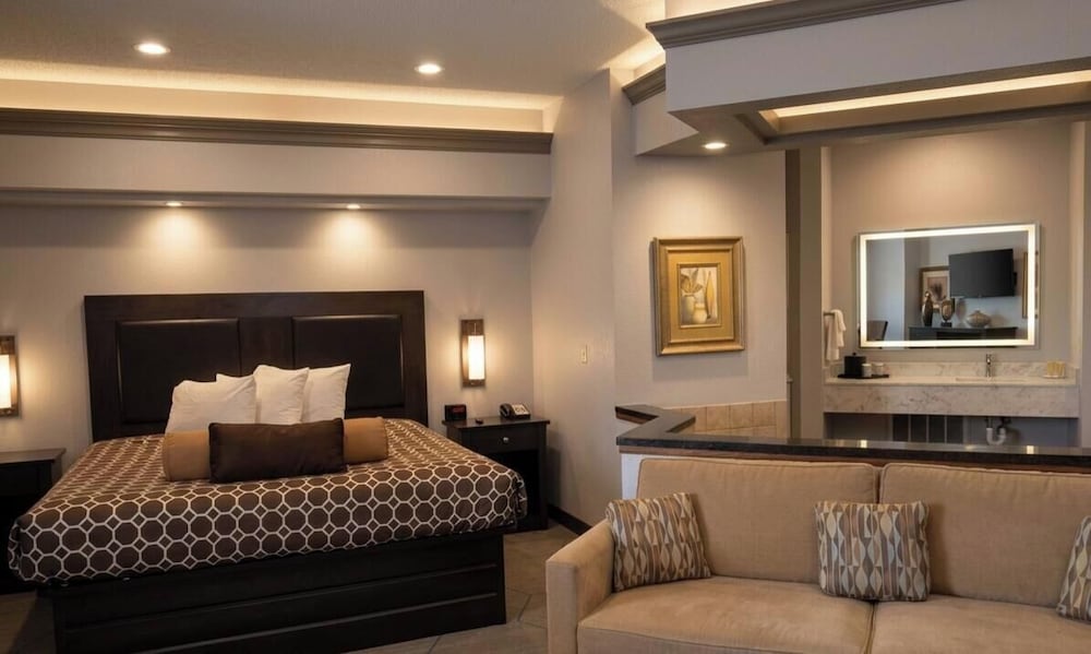 Apple Tree Inn and Suites 46/62