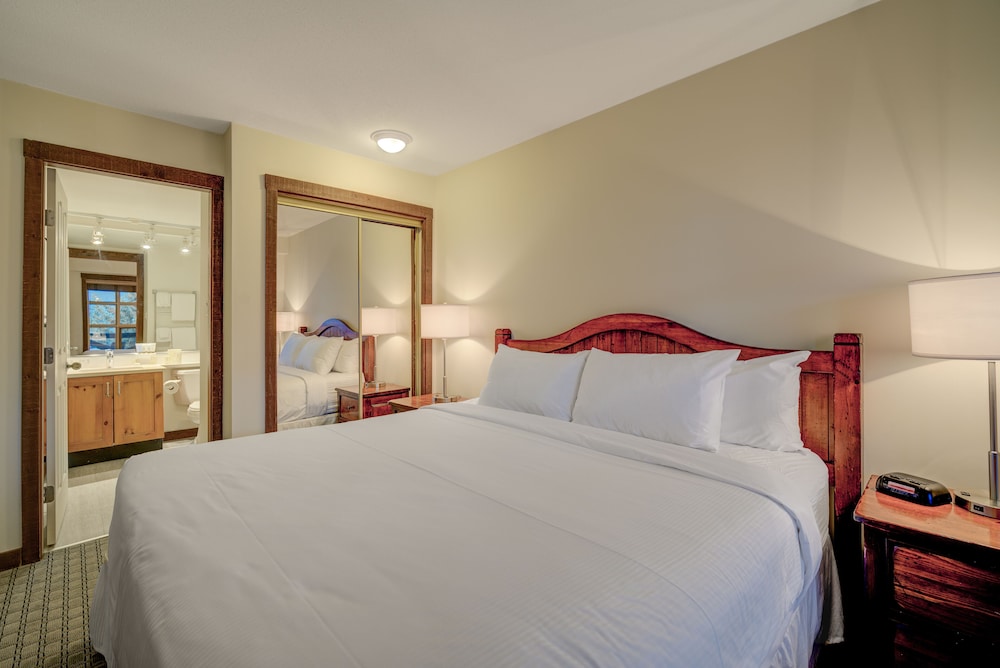 Blackcomb Springs Suites by CLIQUE 17/70