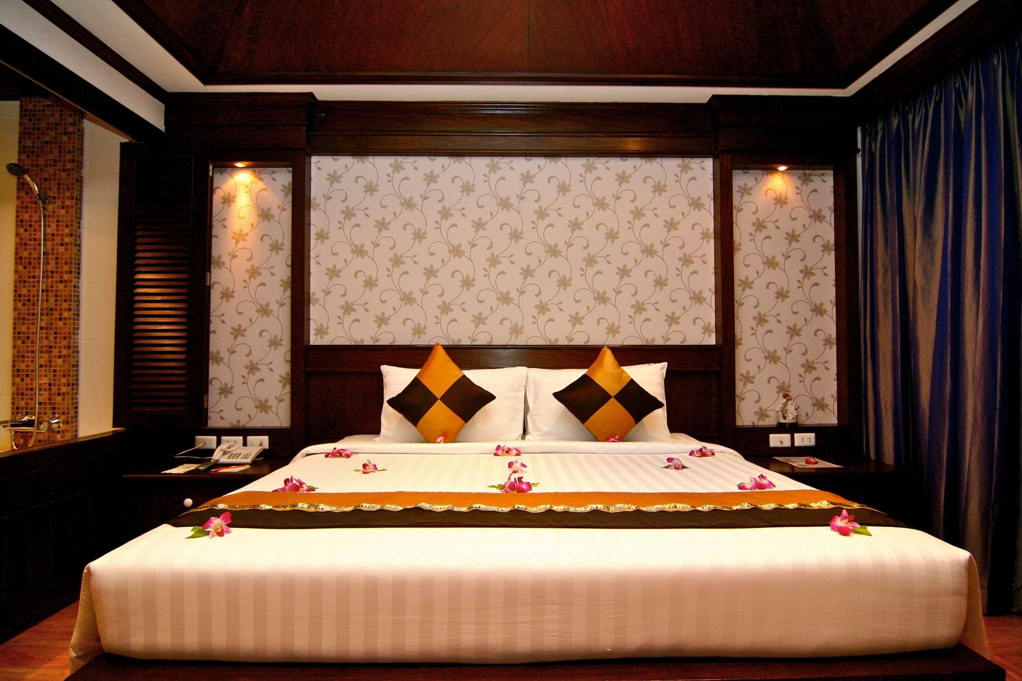 1 BEDROOM, SUITE