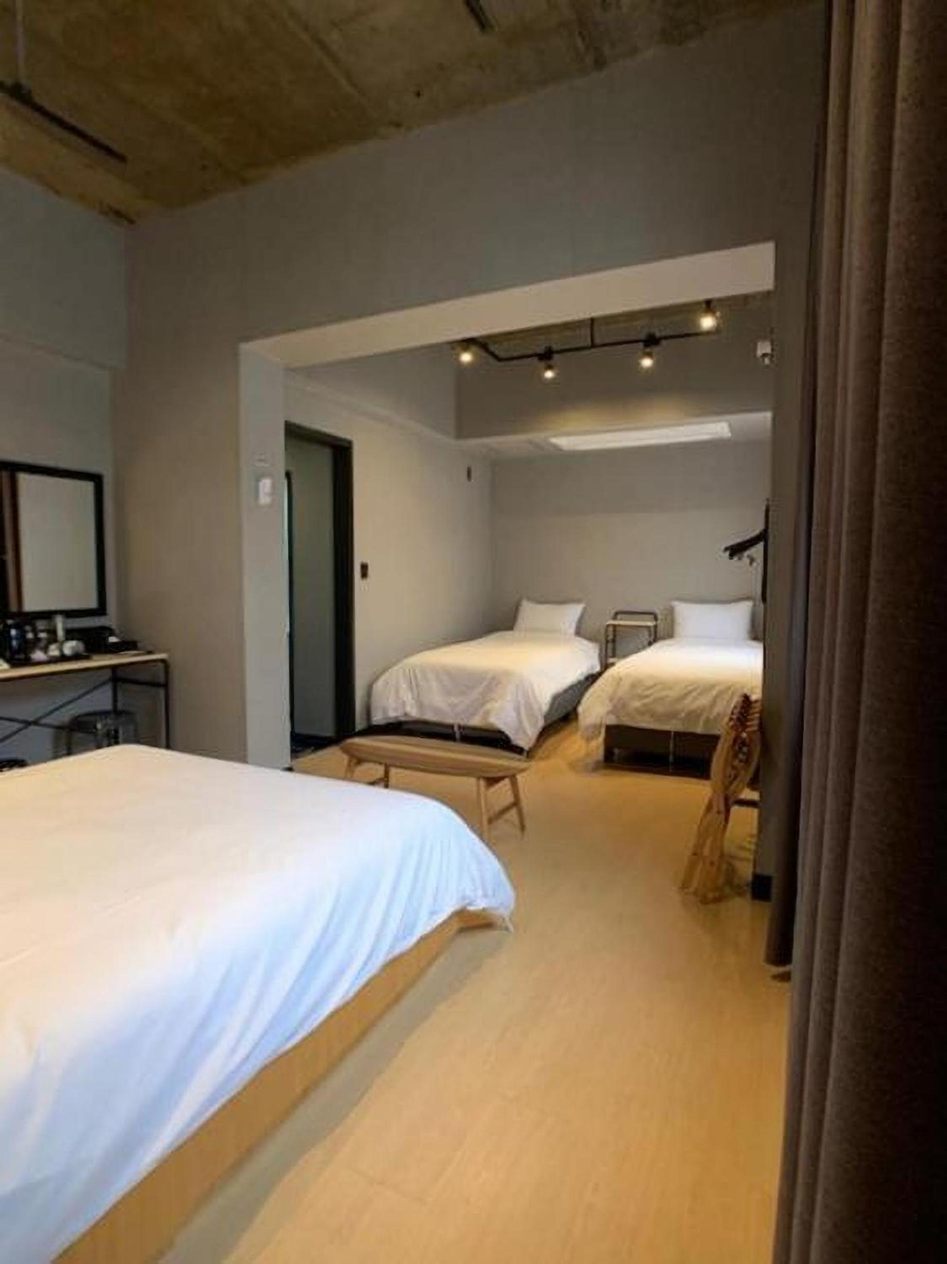 Renaissance Hotel - Hostel 10/23