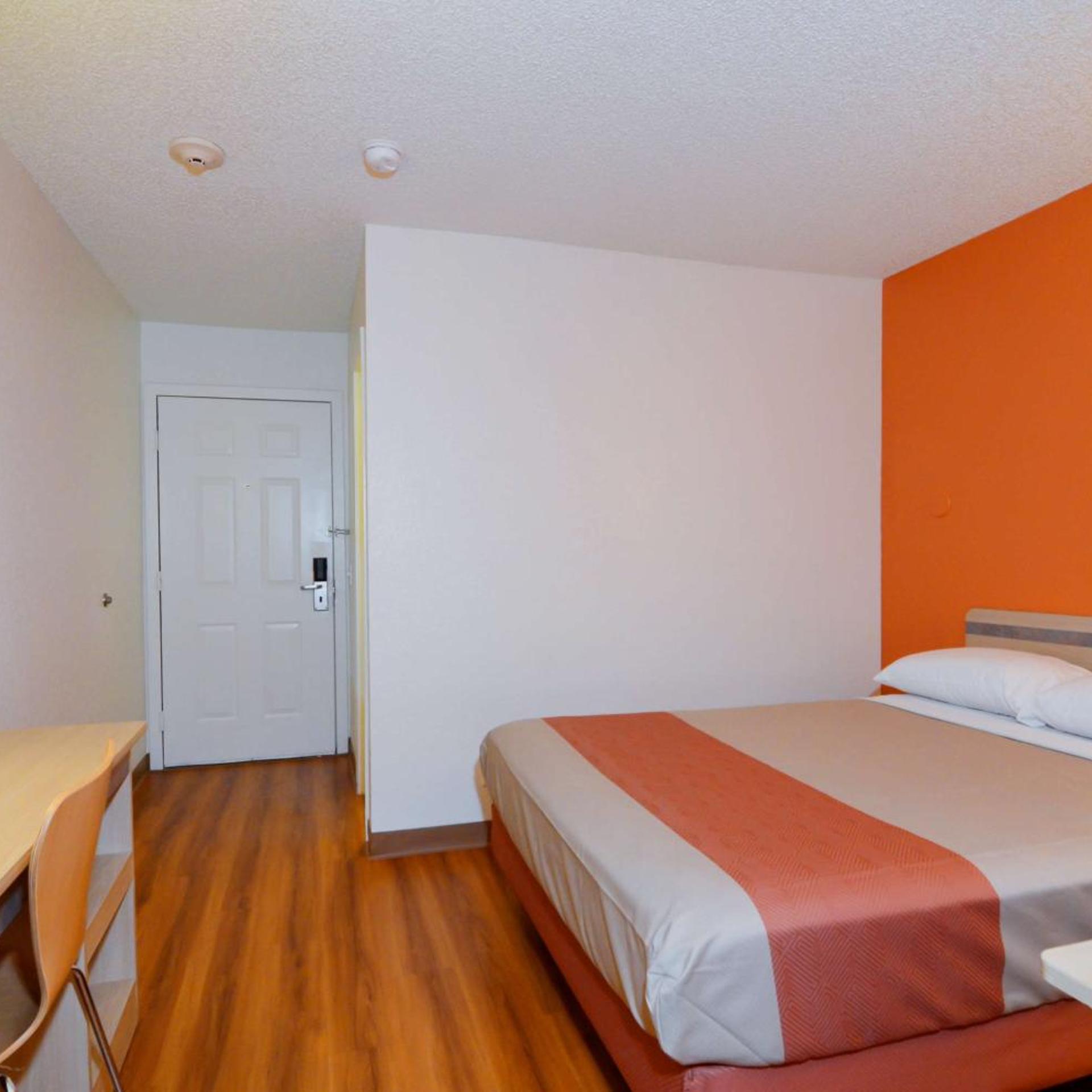 ROOM, QUEEN BED