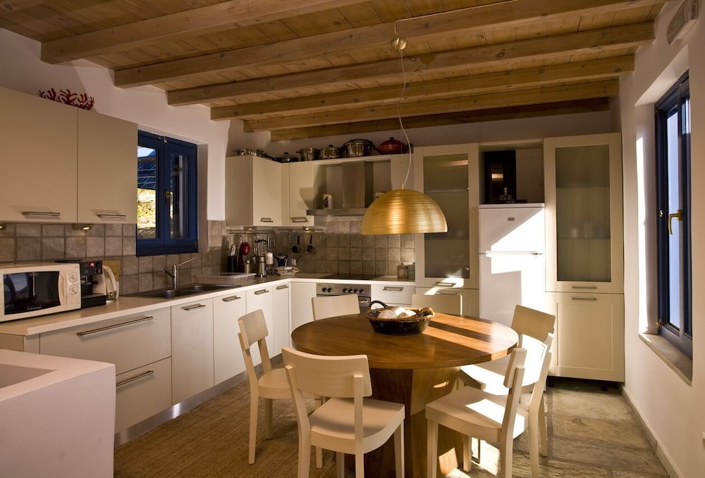 AEGEA BLUE CYCLADITIC RESORT(FOMERLY AEGEA BLUE VILLAS AND SUITES) 52/72