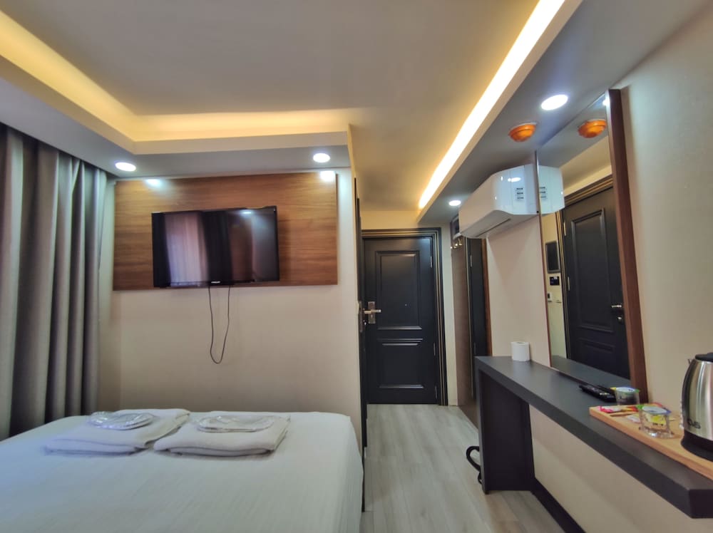 The Golden Pera's Hotel 18/50