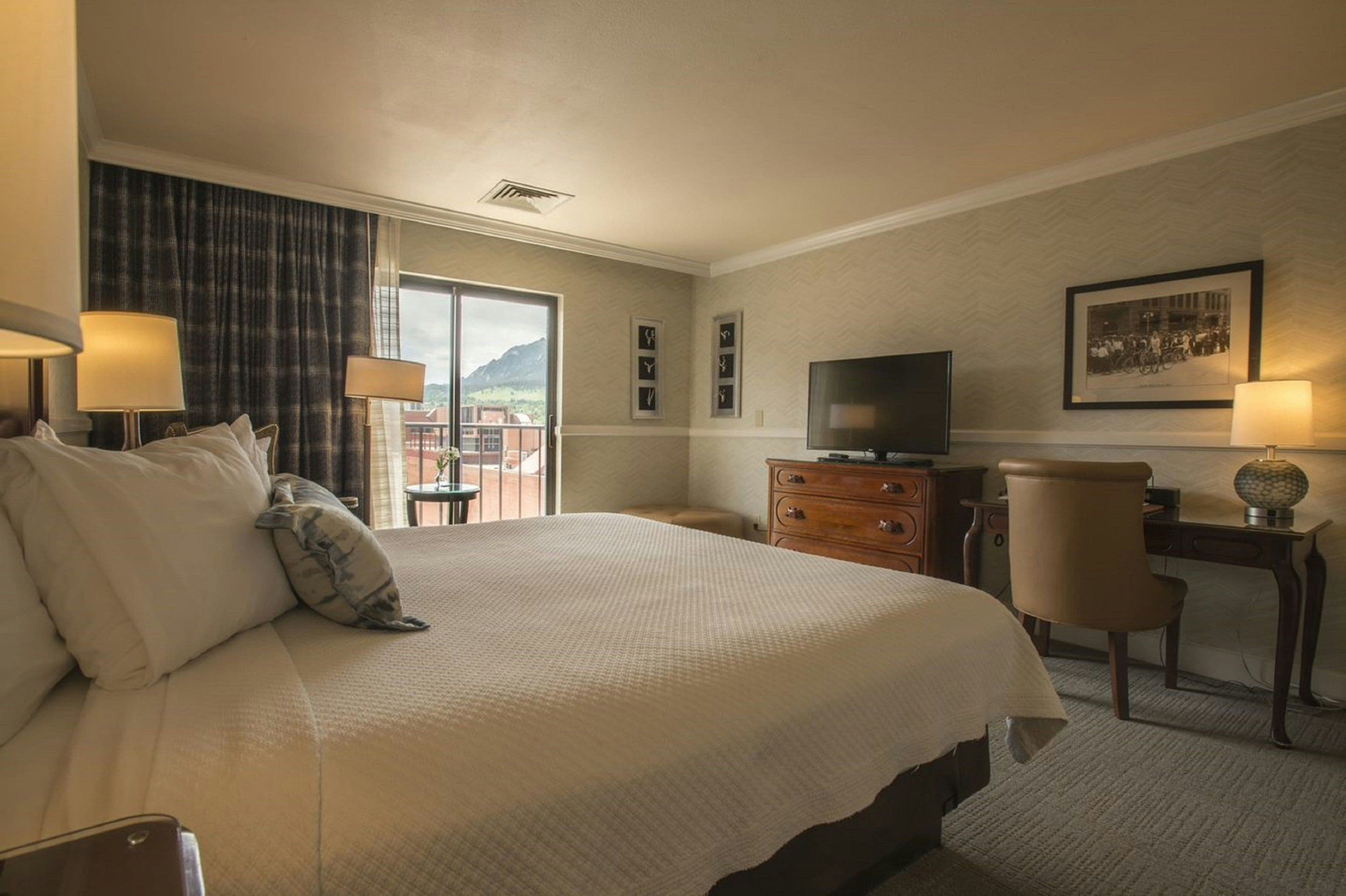 Suite, King Bed, North Wing
