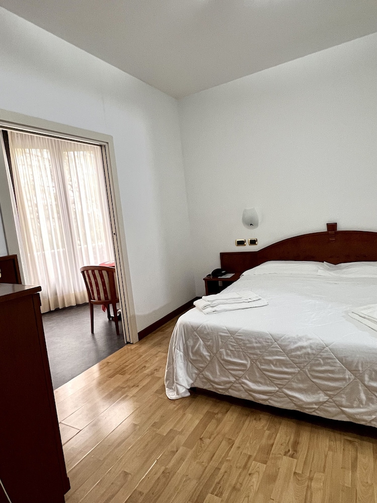 Hotel Joli 11/68