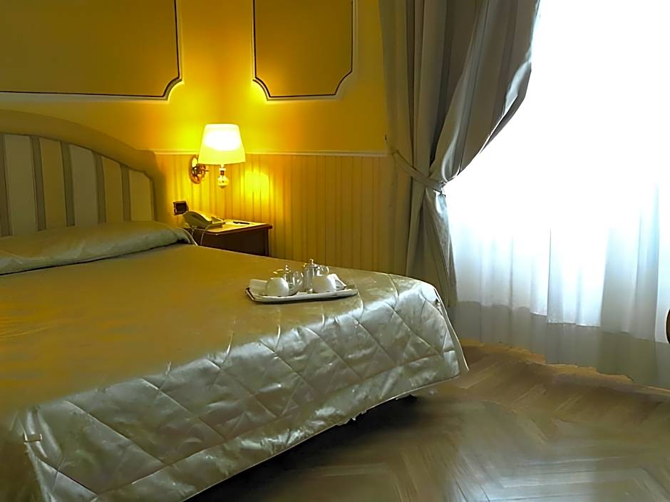 Room, Double or Twin Bed