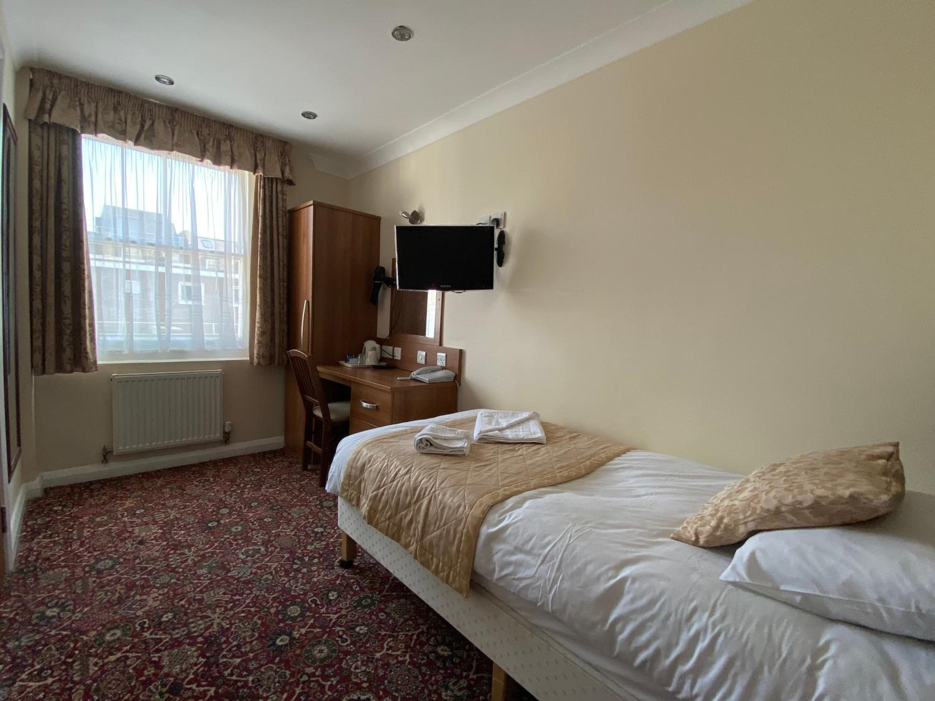 ROOM, SINGLE