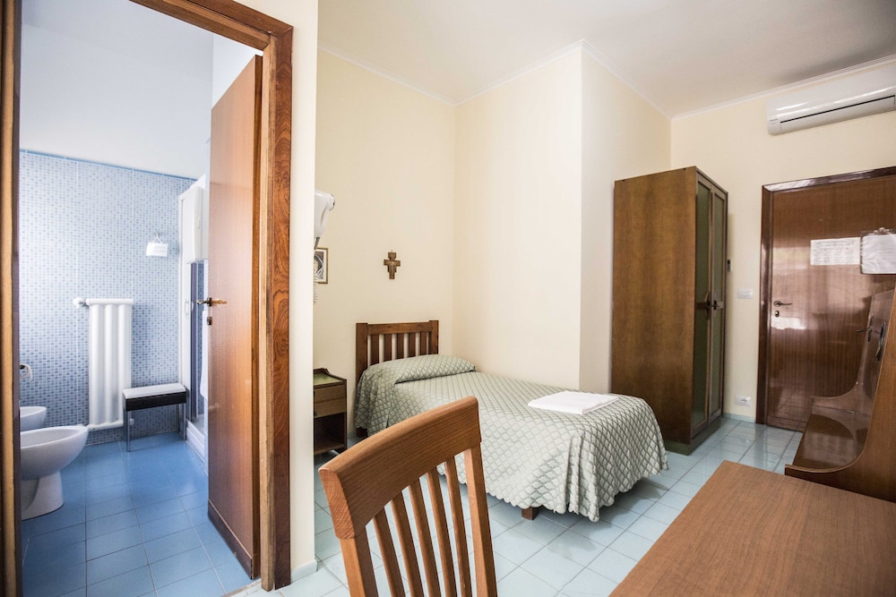 ROOM, SINGLE