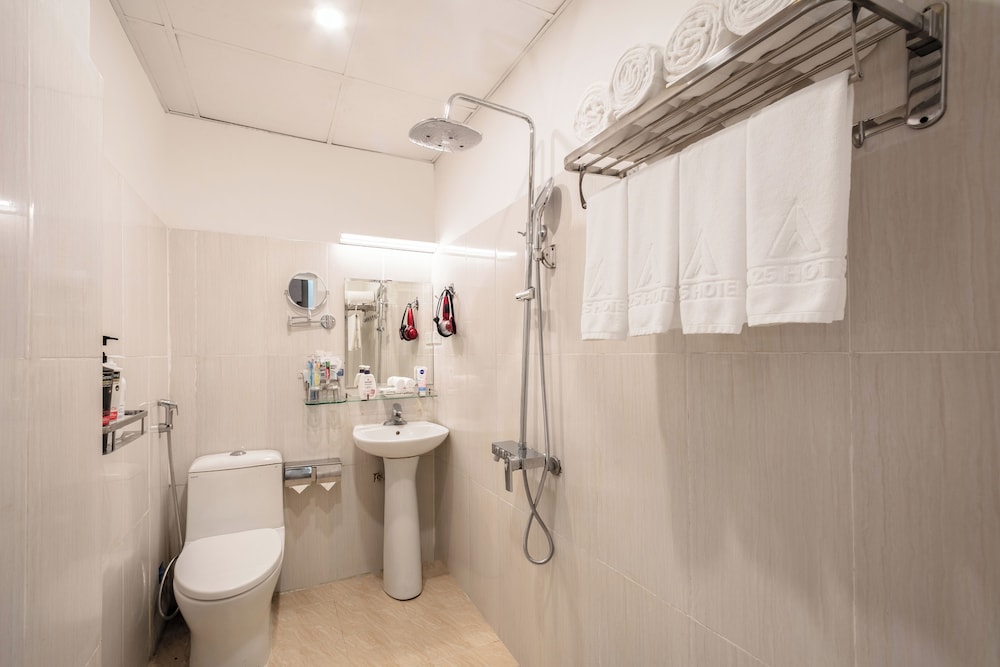 A25 Hotel - 385 Hoang Quoc Viet 32/33