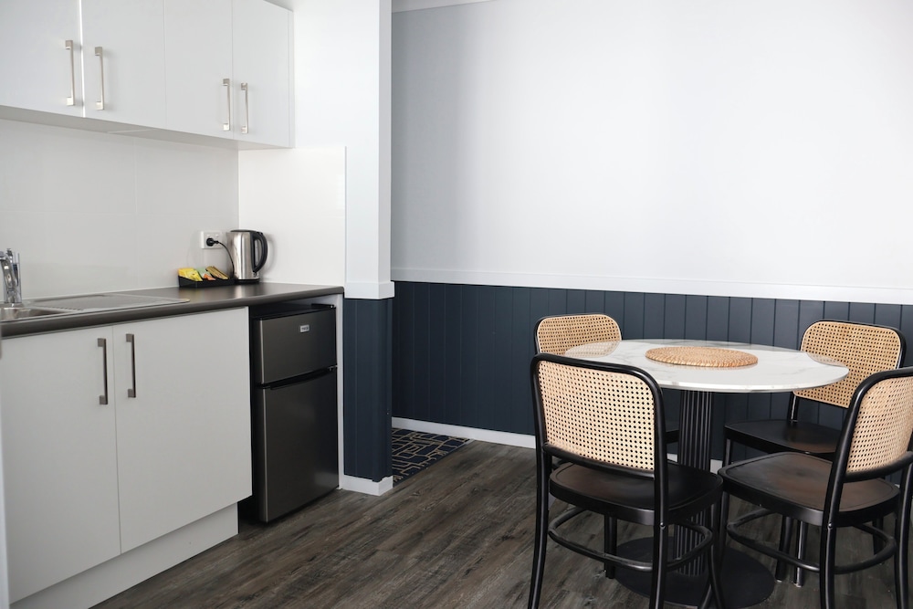 KINGSFORD SMITH MOTEL 33/44