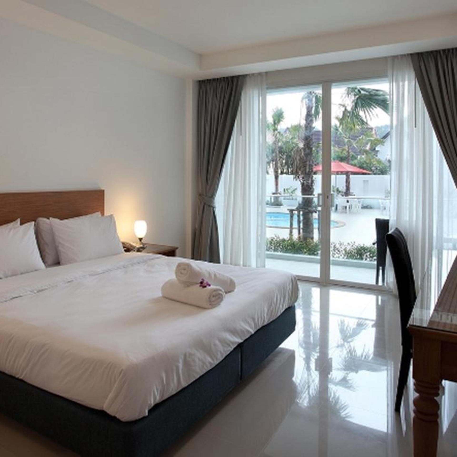 Suite, Pool View