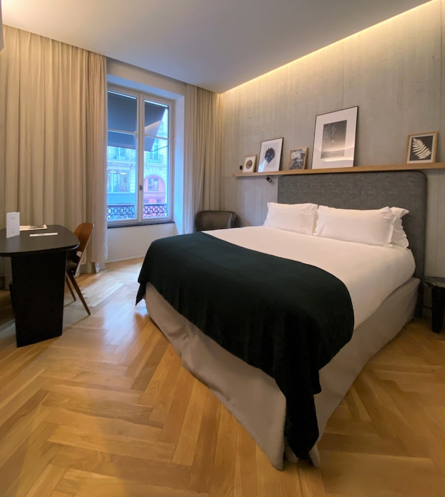 GARDEN, SUITE