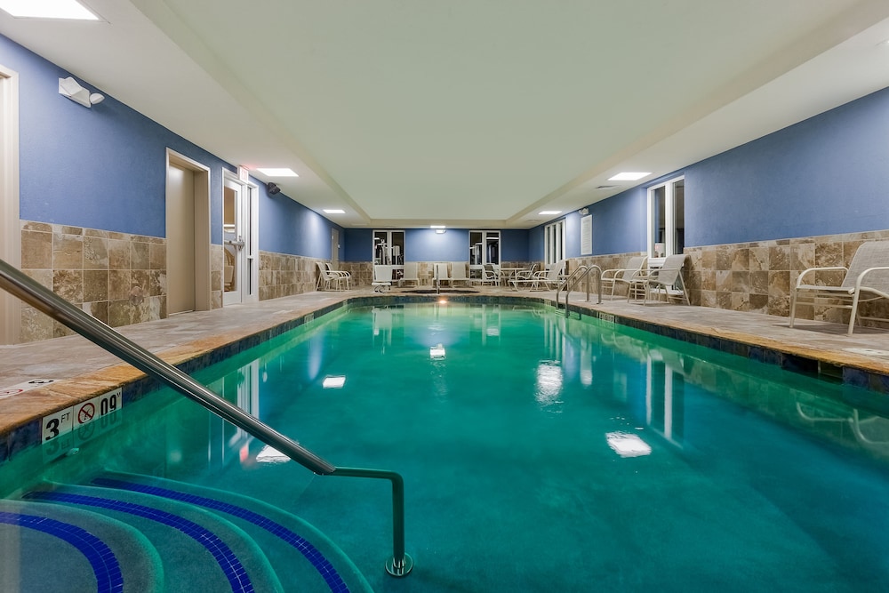 Holiday Inn Express Hotel and Suites Salina 33/62