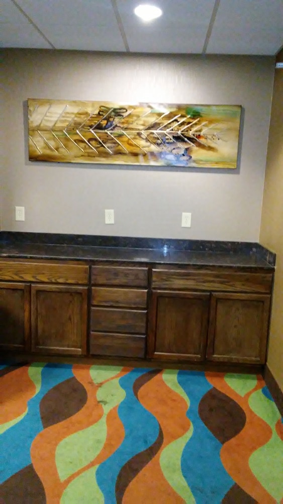Holiday Inn Express and Suites - Junction City, Kansas 7/35