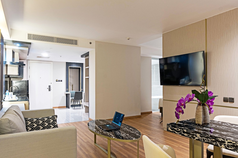 Platinum Tunjungan Hotel 25/50