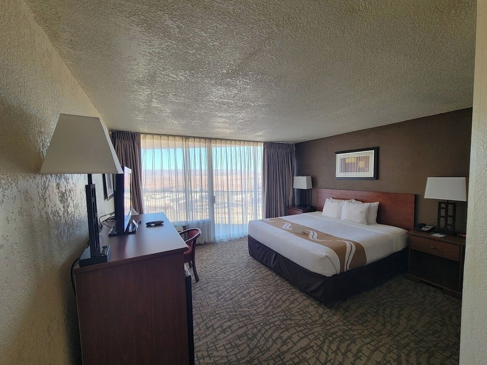 غرفة كومفورت بسرير كينج بإطلالة على المدينة بشرفة، Scenic View Inn - Lake Powell - Page AZ 2/2