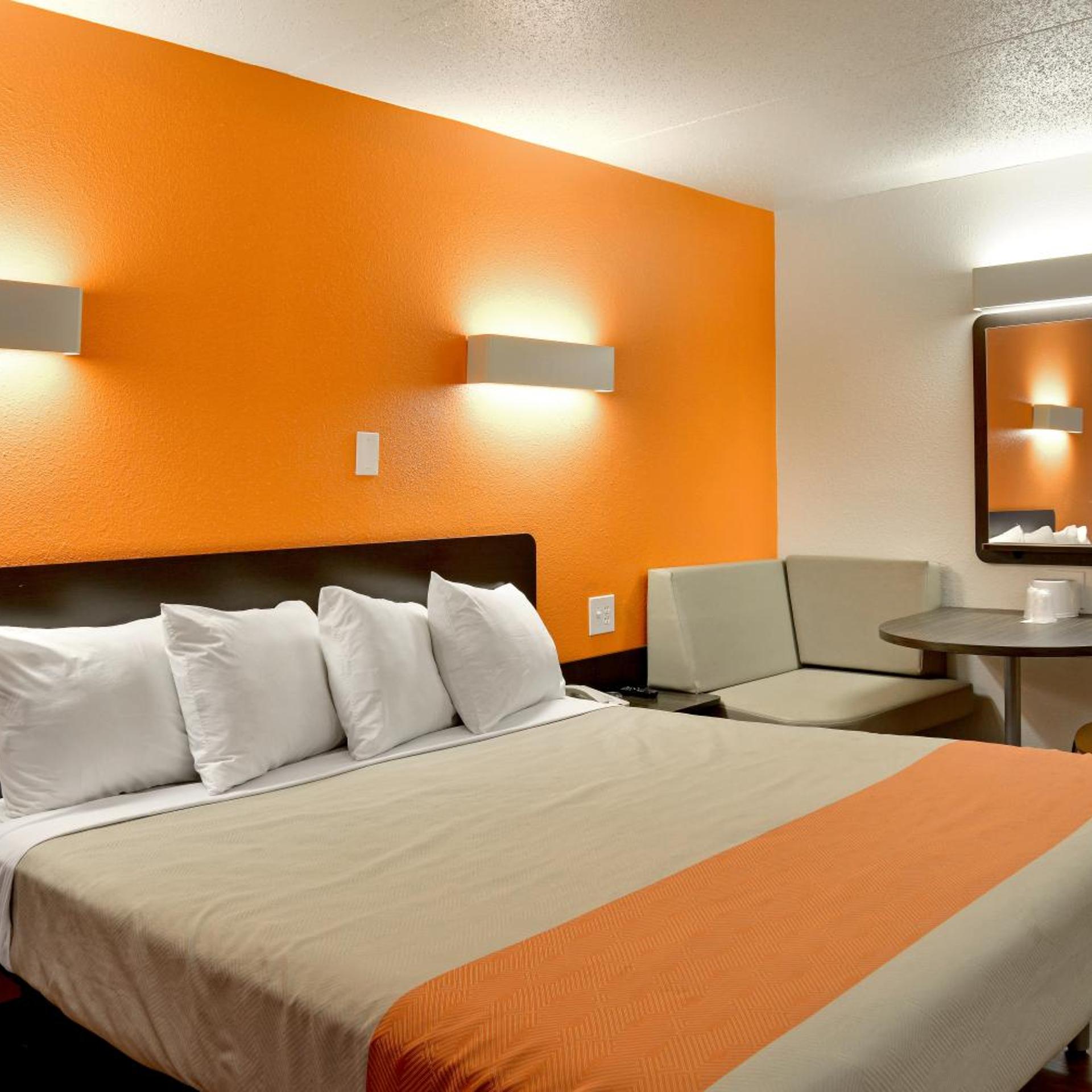 1 King Bed - Mob Acc RI Shwr Nsmk Micfridg