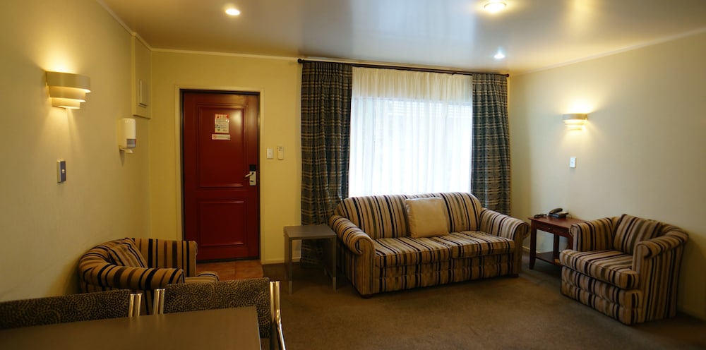 Cornwall Park Motor Inn 37/47
