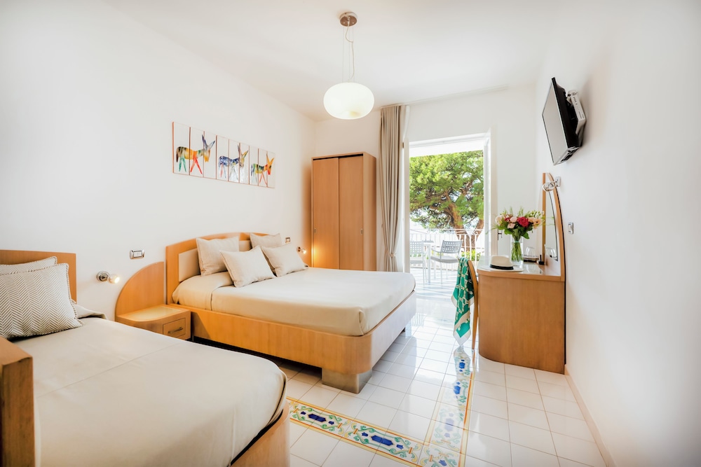 ROOM, TRIPLE, SEA VIEW, BALCONY