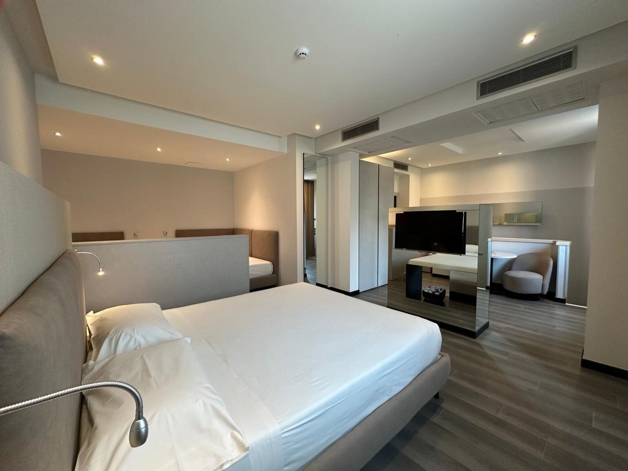 Room, Quadruple, King Bed