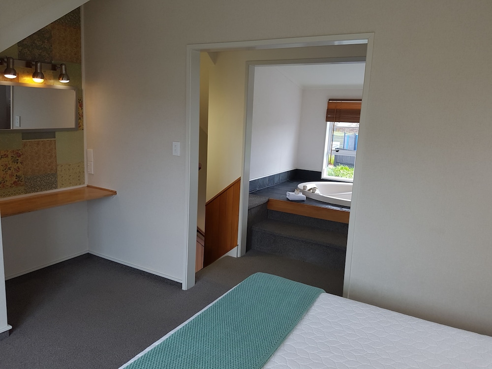 Cottage Mews Motel 13/72