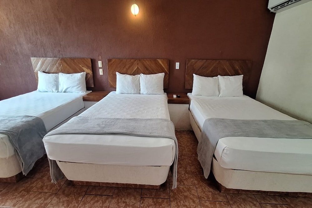 OYO Hotel Rolovi Cancun 32/60