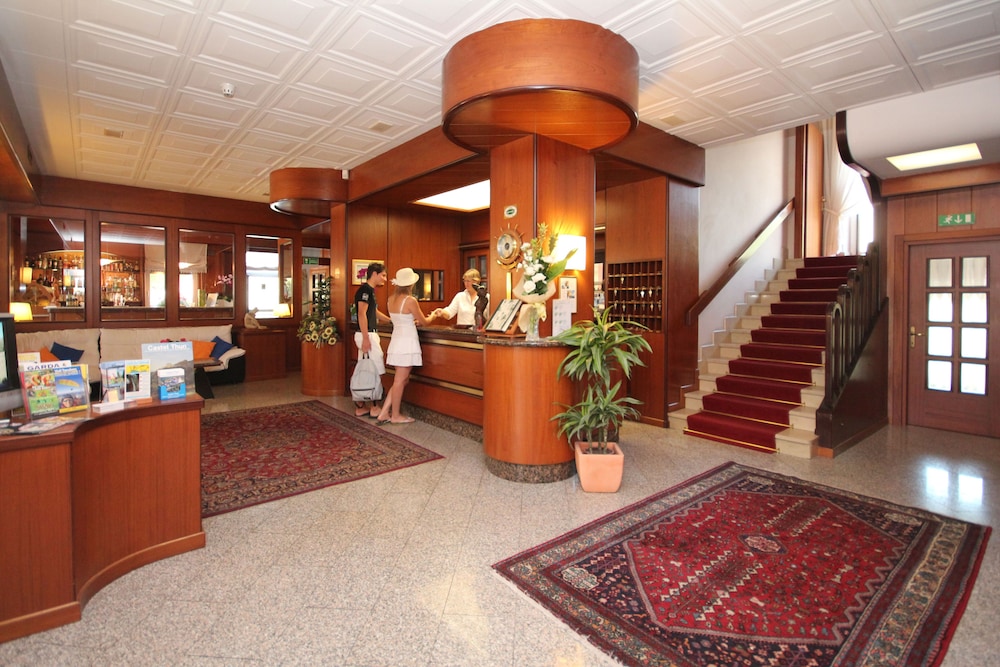 Hotel Riviera 7/50