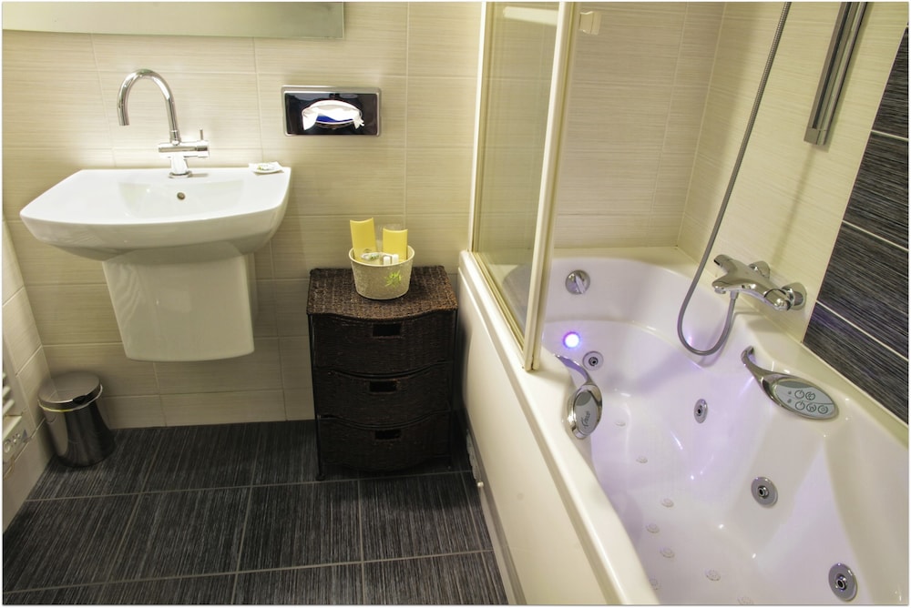 Vip, Queen Bed, Balcony, Bathtub