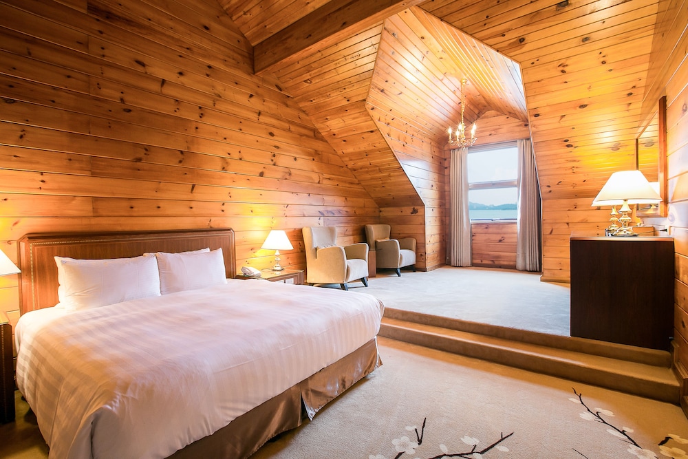 DELUXE, DOUBLE BED, LAKE VIEW