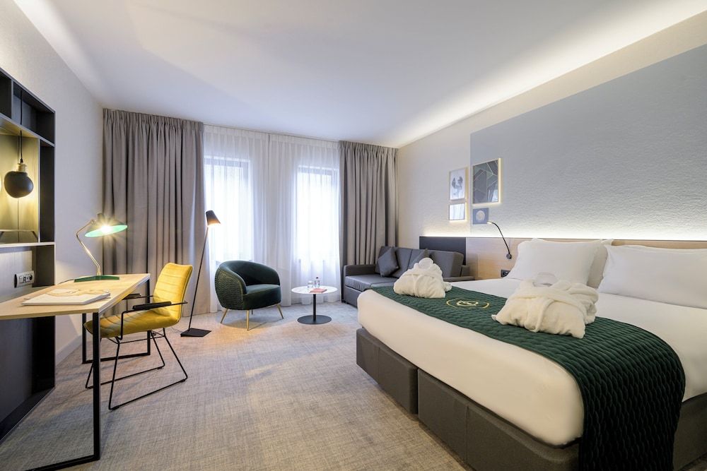 Standard, Queen Bed, Middle Floor